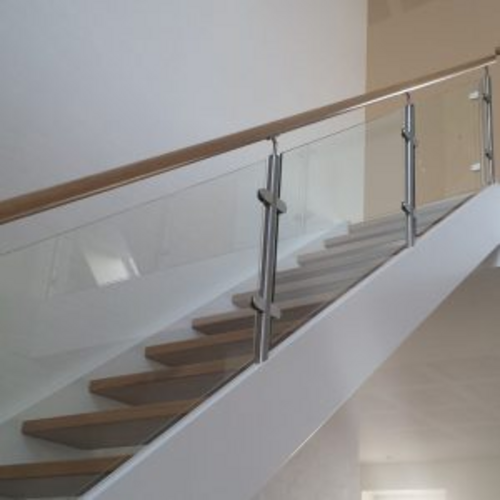 Ligeløbs trappe med gelænder i stål og glas